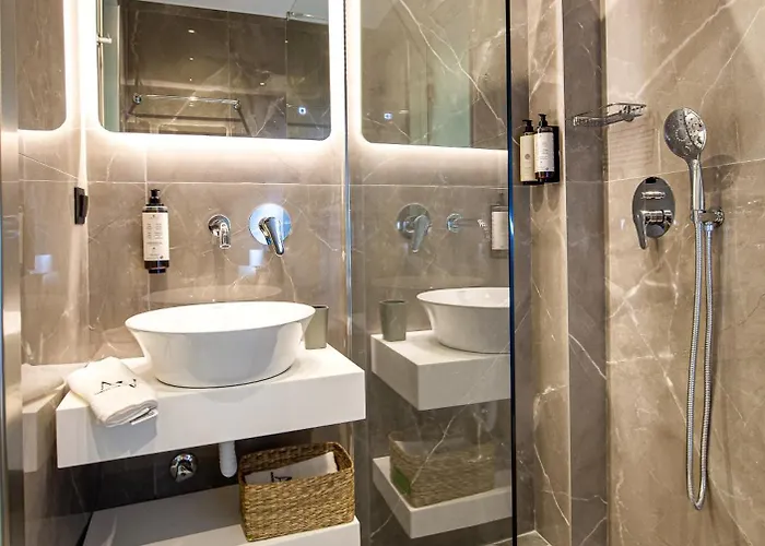 Avento Lux 4*